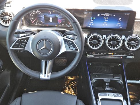 Certified 2025 Mercedes-Benz GLB 250 4MATIC image 16