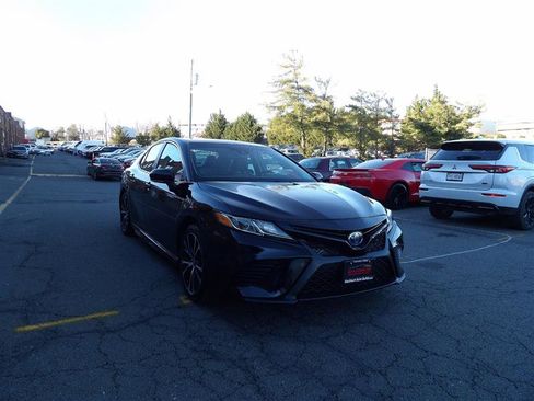 Used 2020 Toyota Camry SE w/ Sunroof Package image 2