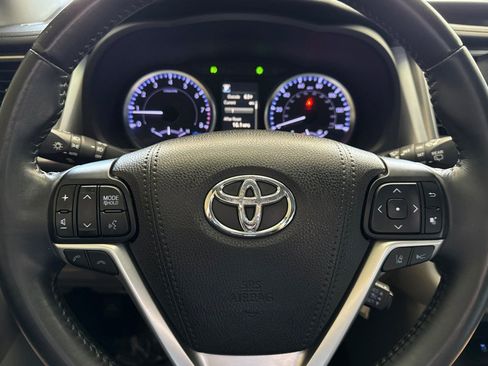 Used 2019 Toyota Highlander Plus FWD image 24