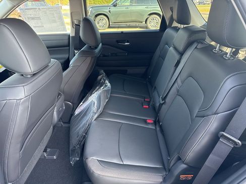 New 2025 Nissan Pathfinder SL image 17