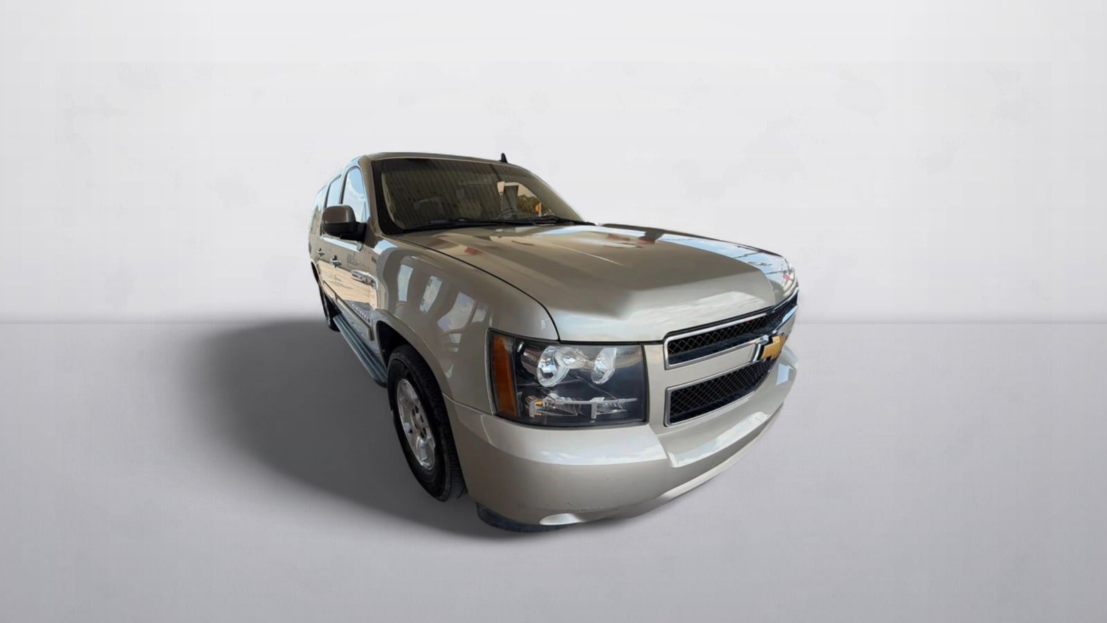 Used 2014 Chevrolet Suburban LT RWD image 2