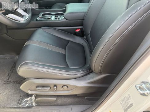 Used 2025 Honda Pilot Touring image 13