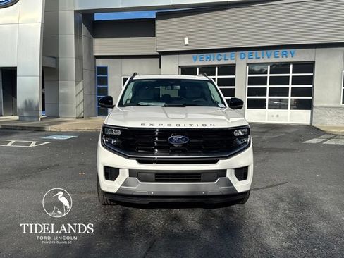 New 2026 Ford Expedition Platinum w/ Platinum Ultimate Package AWD/4WD image 3