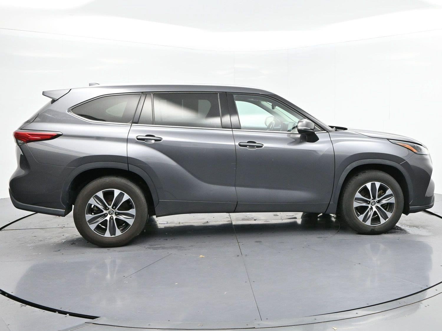 Used 2022 Toyota Highlander XLE FWD image 8