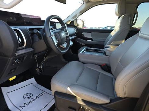 Used 2025 Ford Expedition Active AWD/4WD image 3