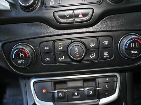 Used 2023 GMC Terrain SLT image 15