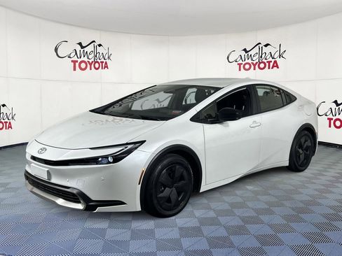 Used 2025 Toyota Prius Plug-In Hybrid image 2