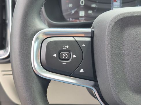 Used 2022 Volvo XC40 T5 Momentum AWD/4WD image 19