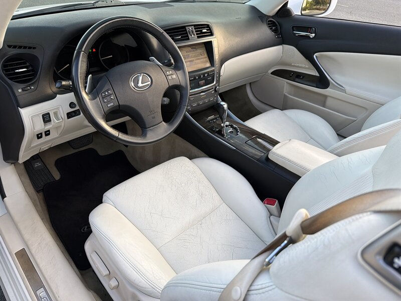 Used 2010 Lexus IS 350C w/ Luxury Pkg RWD image 12