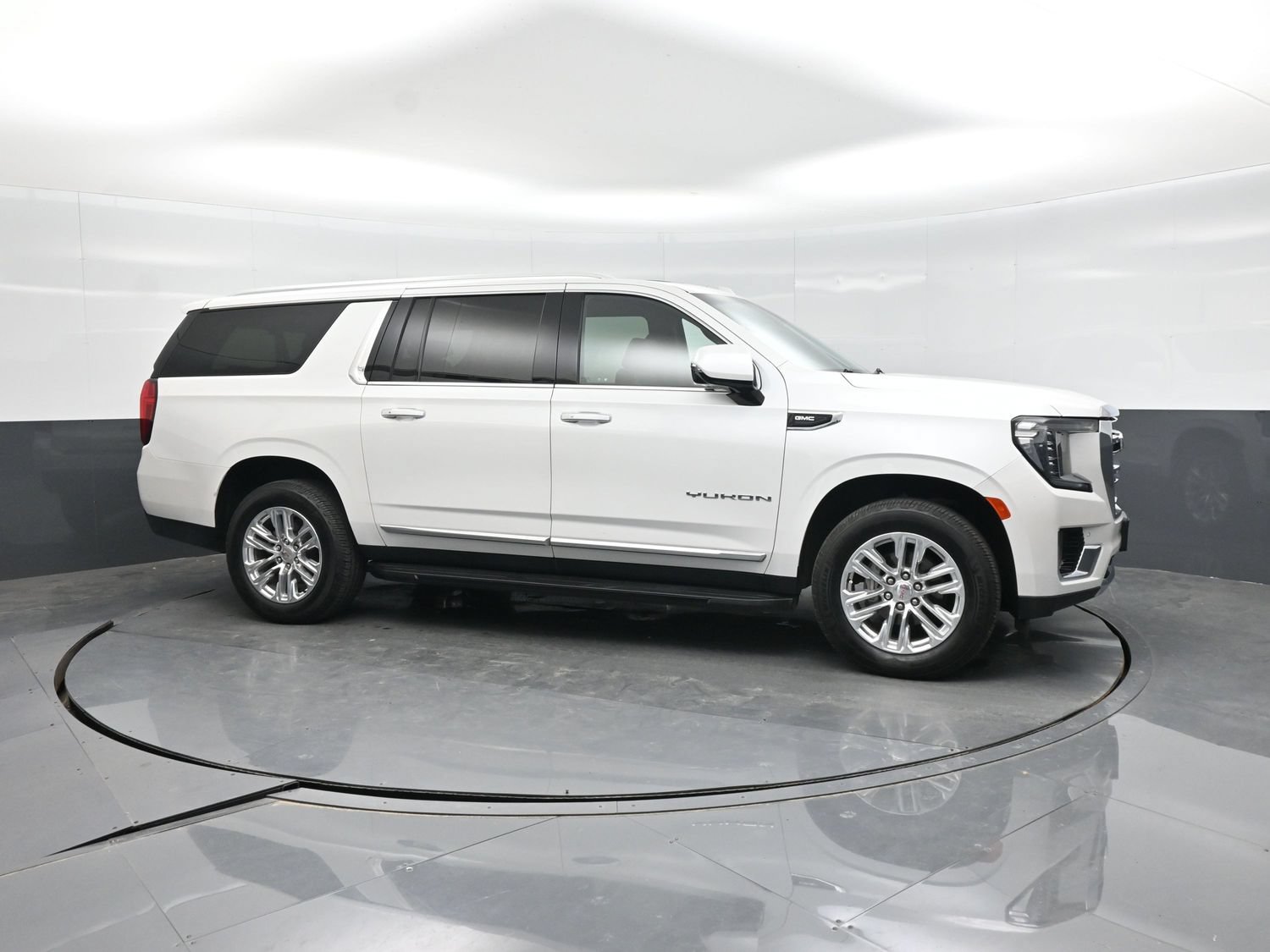 Used 2024 GMC Yukon XL SLT w/ SLT Premium Package RWD image 13