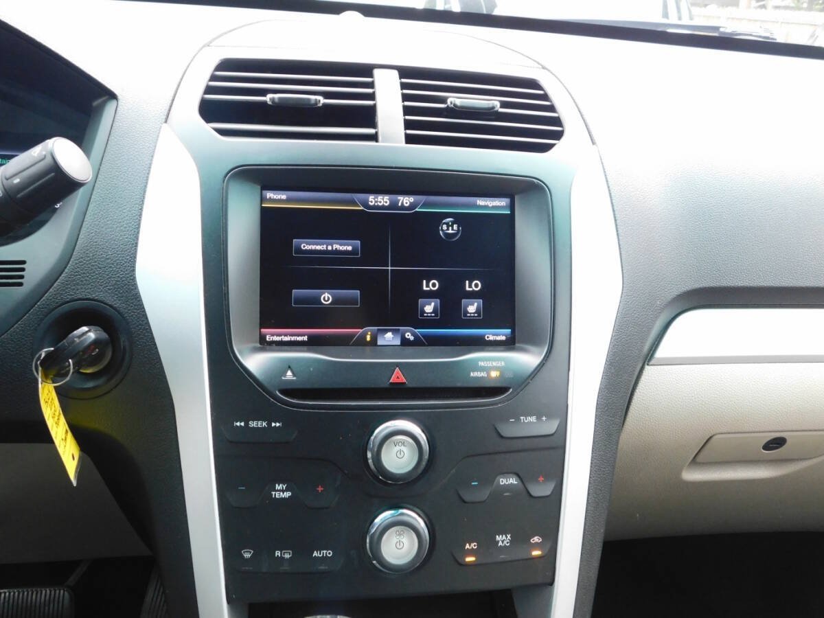 Used 2014 Ford Explorer XLT w/ Equipment Group 202A AWD/4WD image 13
