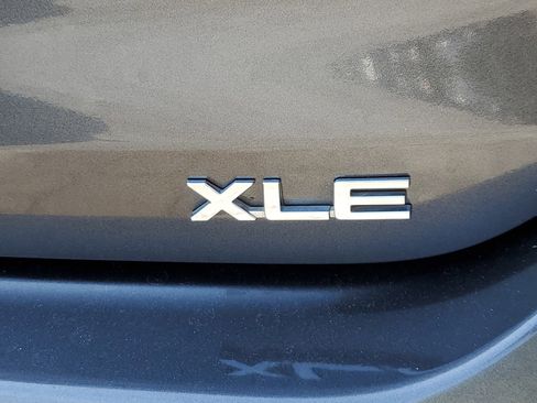 Used 2023 Toyota Highlander XLE image 7