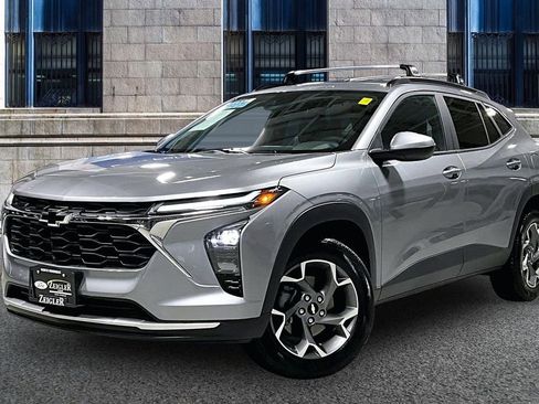 Used 2025 Chevrolet Trax LT w/ Driver Confidence Package image 2