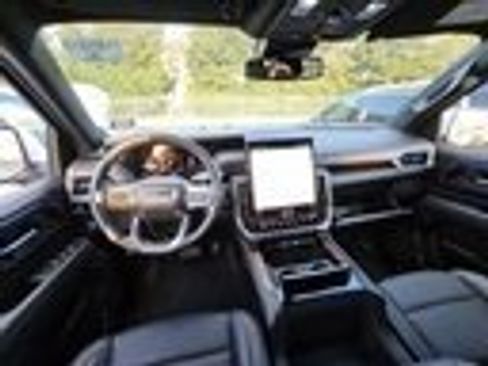 Used 2025 GMC Yukon XL Denali image 2