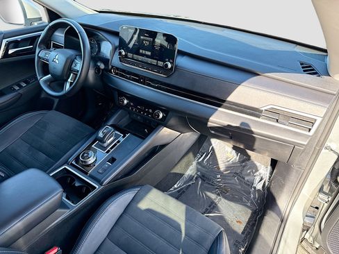 Used 2024 Mitsubishi Outlander SE Black Edition image 15