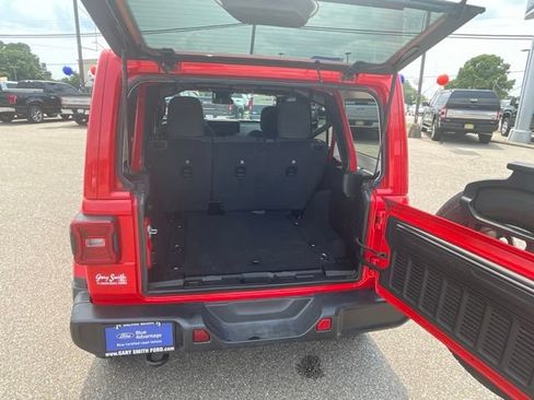 Used 2025 Jeep Wrangler Unlimited Sahara AWD/4WD image 15
