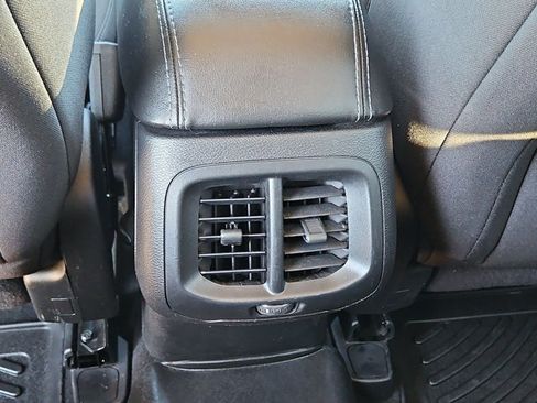 Used 2019 Jeep Cherokee Latitude w/ Popular Appearance Group FWD image 17
