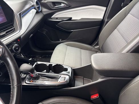 Used 2025 Chevrolet Trax LT w/ LT Convenience Package image 24