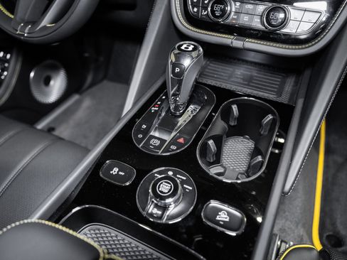 Used 2025 Bentley Bentayga image 44