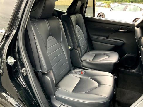 Certified 2023 Toyota Highlander XLE image 18