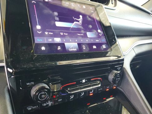 Used 2024 Jeep Grand Cherokee Laredo image 27