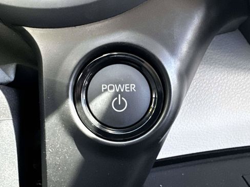 Used 2025 Toyota Sienna LE FWD image 25
