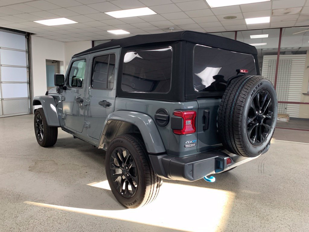 Used 2024 Jeep Wrangler Unlimited Sahara w/ Technology Group AWD/4WD image 5