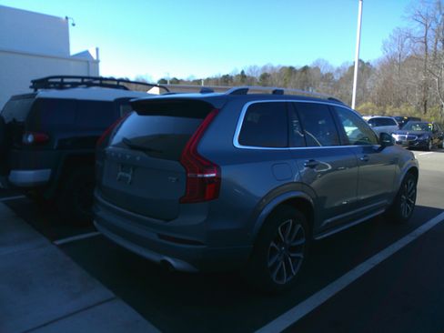 Used 2018 Volvo XC90 T5 Momentum w/ Convenience Package image 7
