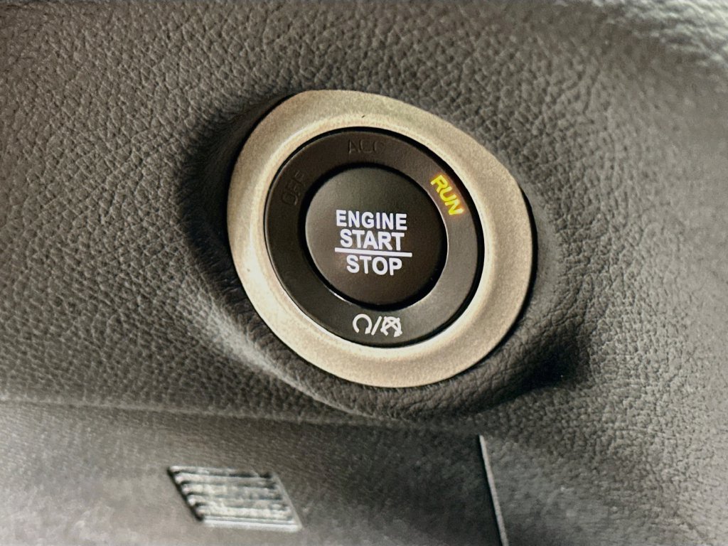 Certified 2025 Chrysler Pacifica Limited FWD image 23