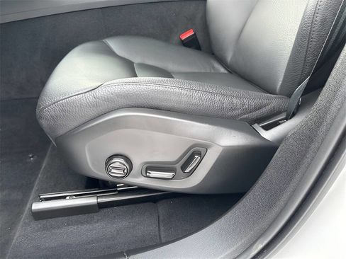 Used 2025 Volvo XC60 B5 Plus image 12