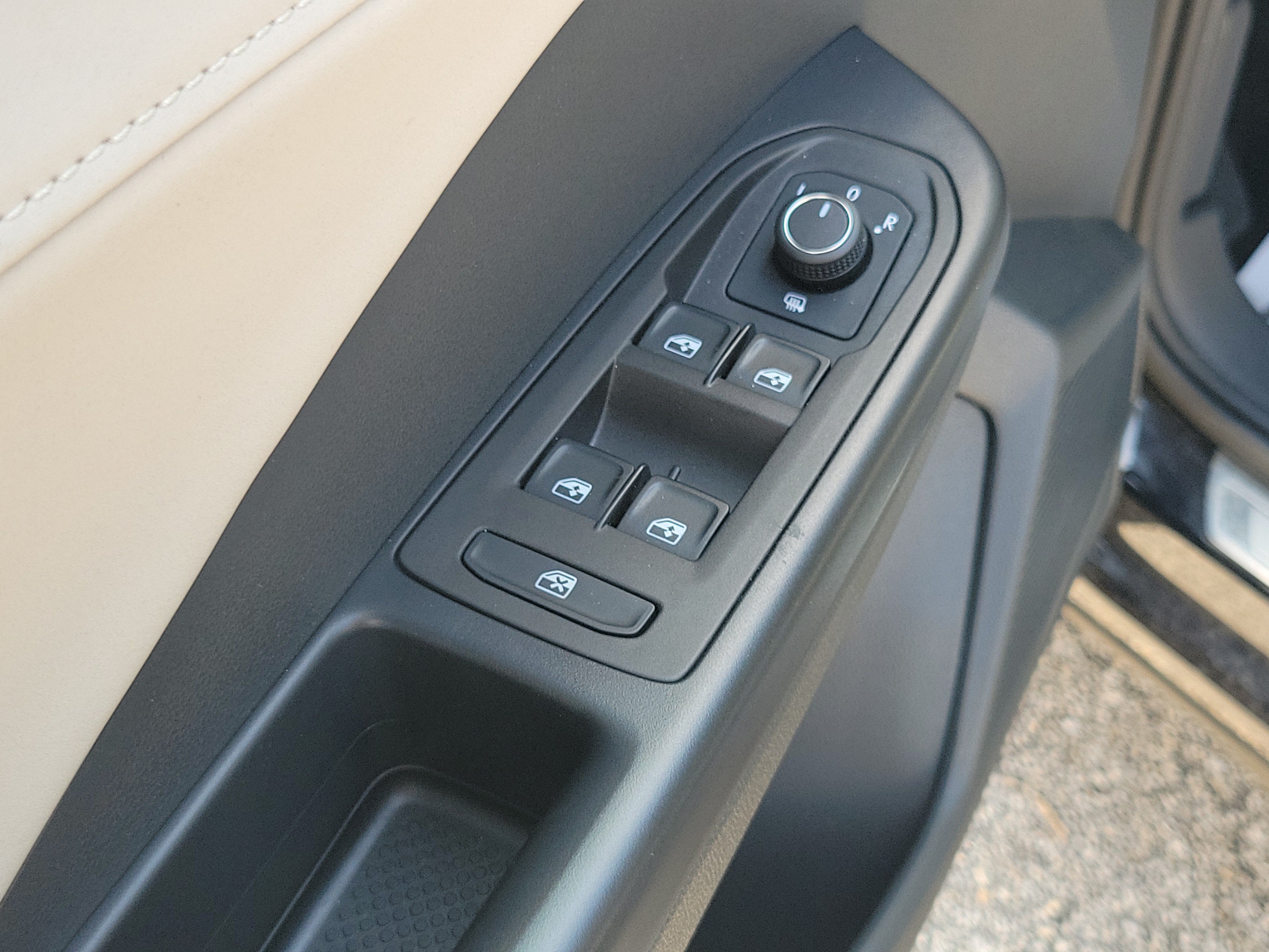 Used 2025 Volkswagen Taos SE AWD/4WD image 15