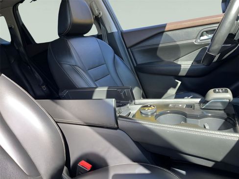 Used 2023 Nissan Rogue SL w/ SL Premium Package image 32