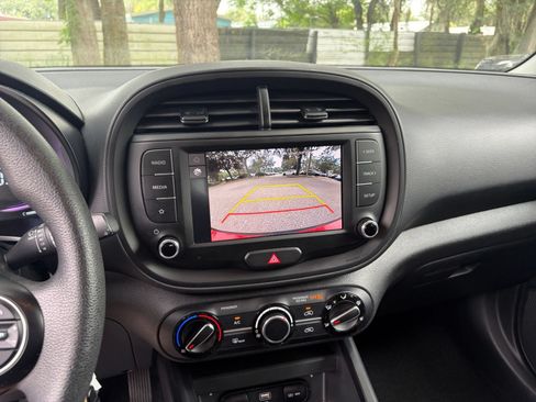 Used 2025 Kia Soul LX w/ LX Technology Package FWD image 16
