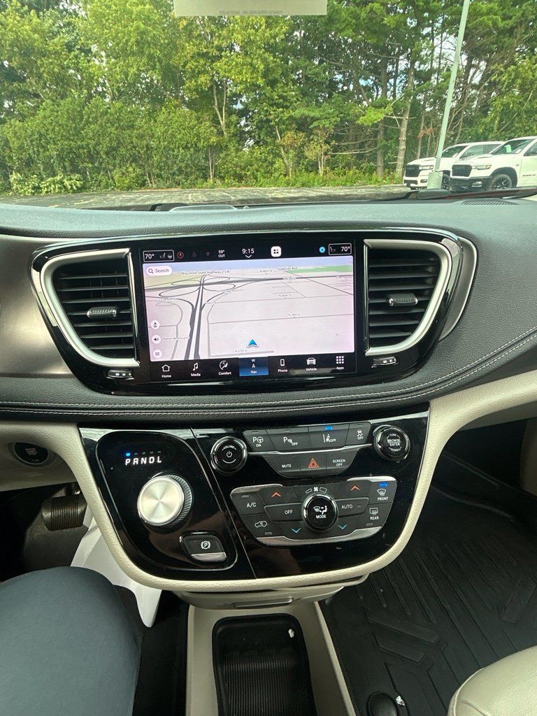 Used 2021 Chrysler Pacifica Touring-L FWD image 15