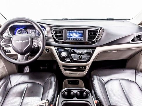 Used 2020 Chrysler Pacifica Touring-L image 17