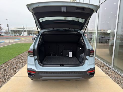 New 2026 Volkswagen Taos SE image 8