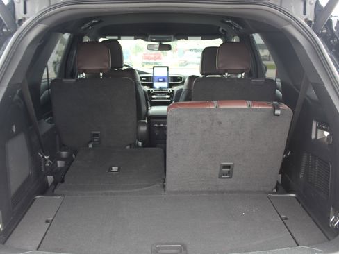 Used 2023 Ford Explorer Platinum w/ Premium Technology Package image 21