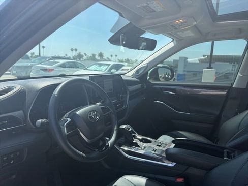 Used 2024 Toyota Highlander Limited FWD image 3
