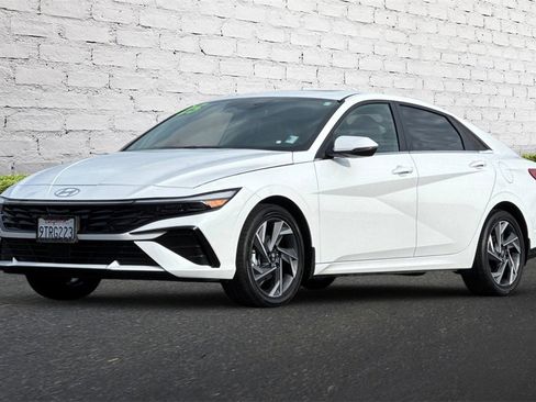 Used 2025 Hyundai Elantra Limited image 8