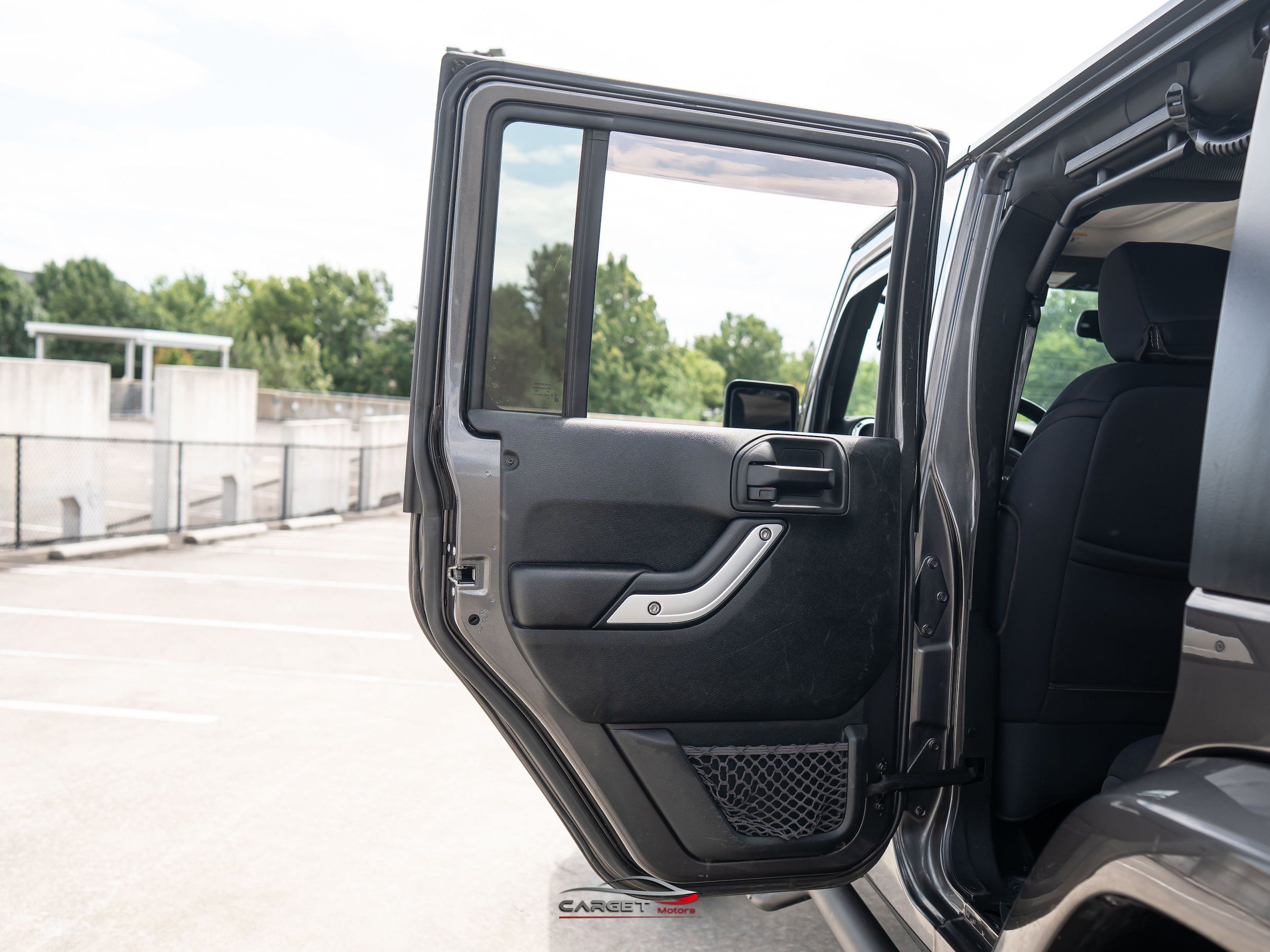 Used 2017 Jeep Wrangler Unlimited Sahara w/ Connectivity Group AWD/4WD image 36