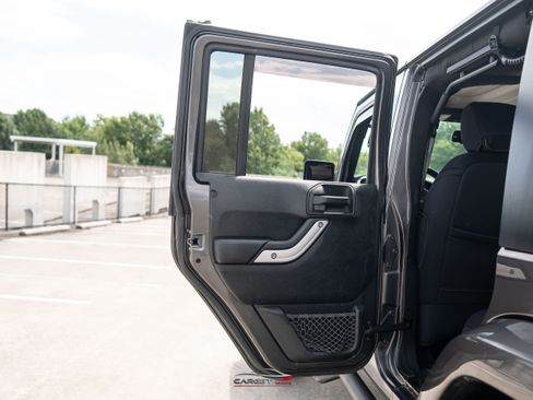 Used 2017 Jeep Wrangler Unlimited Sahara w/ Connectivity Group AWD/4WD image 36