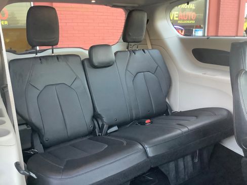Used 2020 Chrysler Pacifica Touring-L Plus image 14
