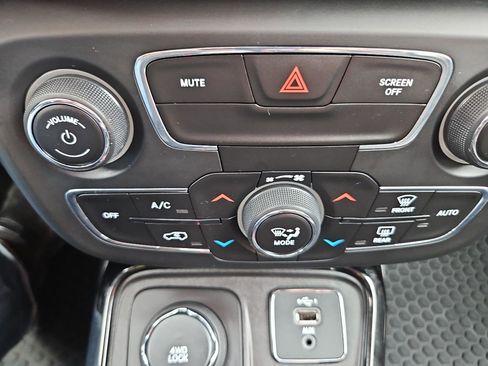 Used 2020 Jeep Compass Latitude image 32