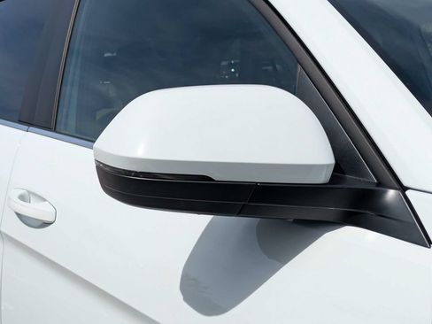 Certified 2024 Volkswagen Atlas Cross Sport SE FWD image 12
