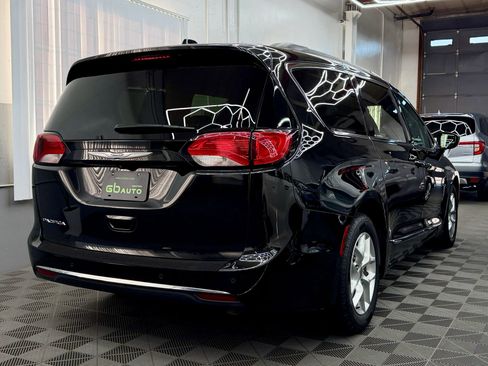 Used 2017 Chrysler Pacifica Touring-L w/ Tire & Wheel Group image 4