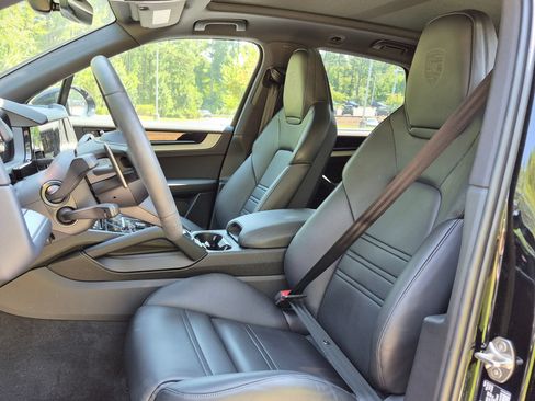Certified 2024 Porsche Cayenne AWD/4WD image 5