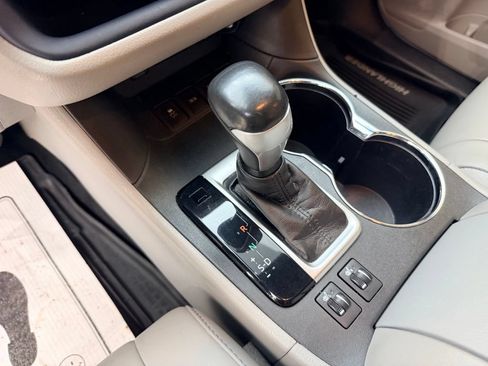 Used 2018 Toyota Highlander XLE AWD/4WD image 19