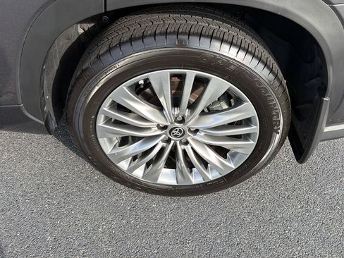 Used 2024 Toyota Highlander Platinum FWD image 39