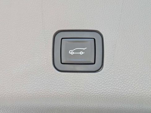 Used 2019 Chevrolet Traverse Premier w/ Driver Confidence II Package FWD image 13