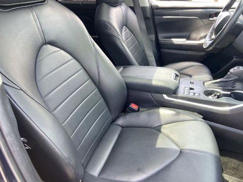 Used 2023 Toyota Highlander XLE FWD image 24